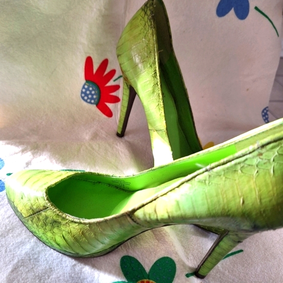Lauren Ralph Lauren | Kailee Snakeskin Embossed Platform Pumps - Lime Green - Picture 3 of 13